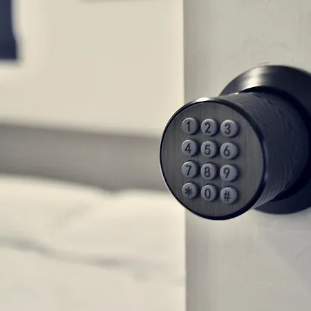 Roost Hill - Free Parking Zone Pensión