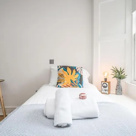 Cozy With Character Large 2 Bedroom Main Door With Garden