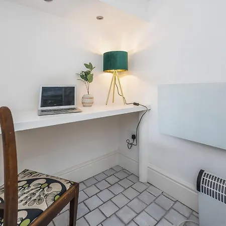 Cozy With Character Large 2 Bedroom Main Door With Garden