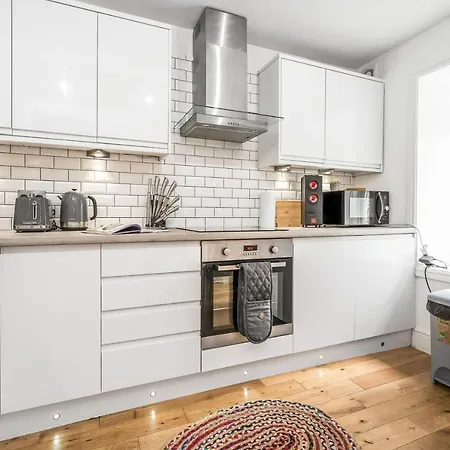 Cozy With Character Large 2 Bedroom Main Door With Garden Сasa de vacaciones
