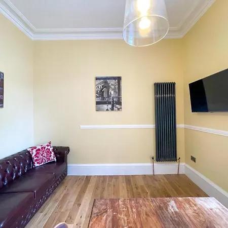 Remarkable 5br Townhouse With Garden, Sleeps 12 Edinburgh