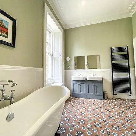 Appartement Remarkable 5br Townhouse With Garden, Sleeps 12 *