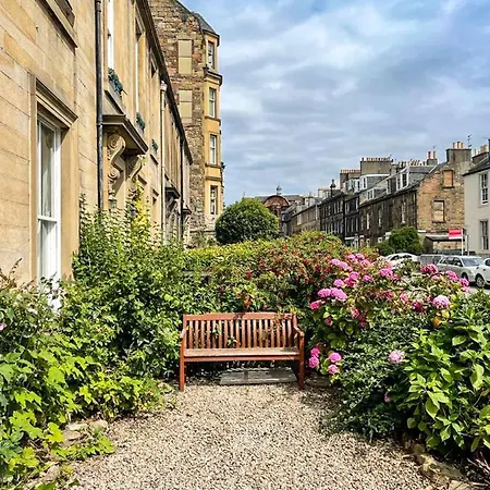 Remarkable 5br Townhouse With Garden, Sleeps 12 Edinburgh