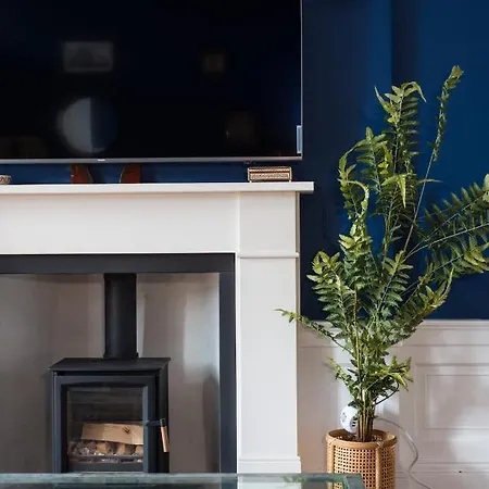 Stunning 2 Bedroom Flat In Trinity
