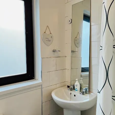 Lovely 1bed Serviced In Heart Of *