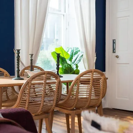 Stunning 2 Bedroom Flat In Trinity Edynburg