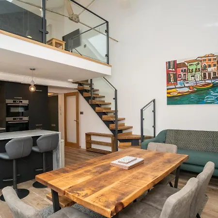 Pass The Keys Stunning 3 Bed Loft Style With Free Parking Lägenhet *