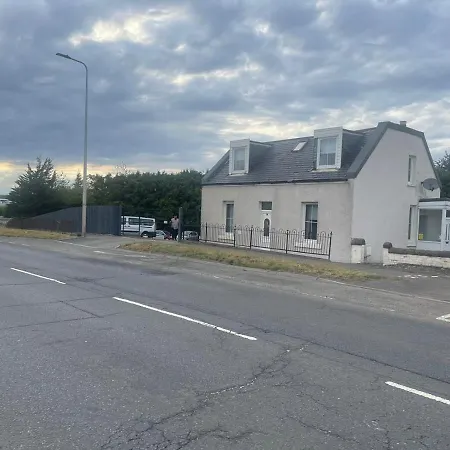 Dom wakacyjny 4 Bed Near Airport Edynburg