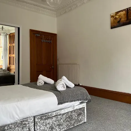 Specious Edinburgh Retreat With Famous Park Views شقة