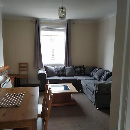 Self Catering 2 Bedroom Flat, Frequent Buses, 1-minute Walk To Bus Stop, 20 Minutes To Center Apartamento