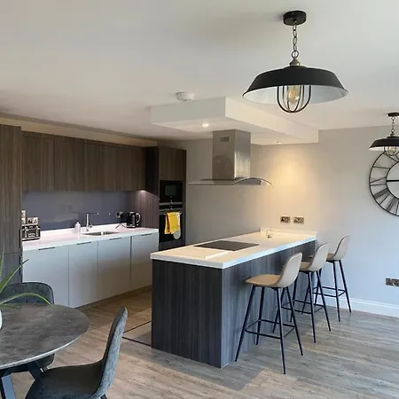 Luxurious 3 Bedroom With 2 Parking Spaces