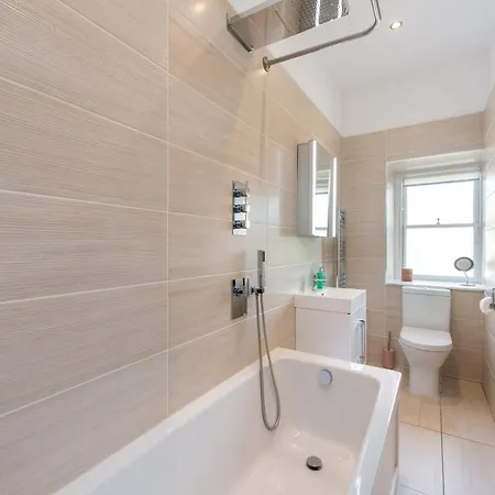 Stunning 2 Bedroom Flat In Trinity
