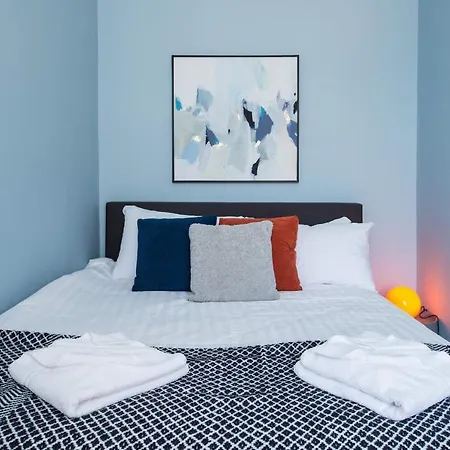 Stunning 2 Bedroom Flat In Trinity *