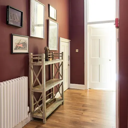 Stunning 2 Bedroom Flat In Trinity * Edynburg