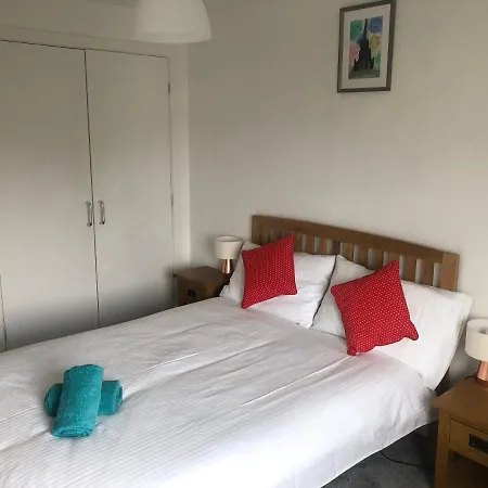 Two Bed Flat Close To Arthur's Seat And