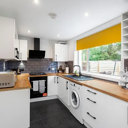 Apartman Stylish 3 Bed Abode-parking And Garden