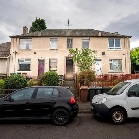 Centrally Located 2bed Flat With Free Parking *