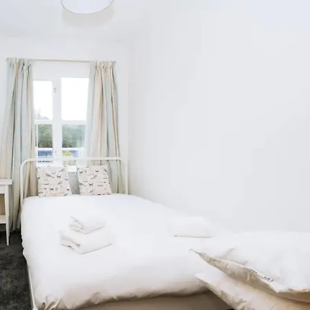 Homely 2 Bedroom Close To Haymarket Station Apartment *