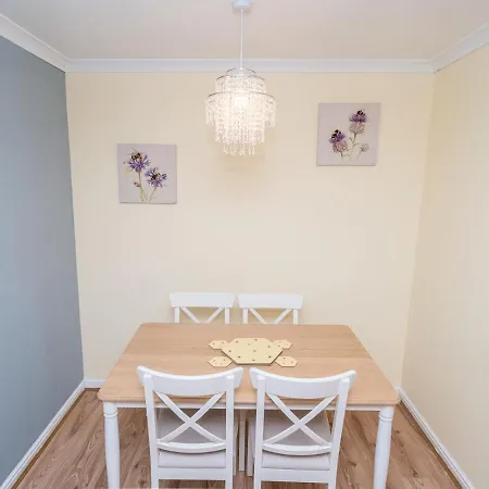 Modern Renovated 2bed Flat With Free Parking דירה *