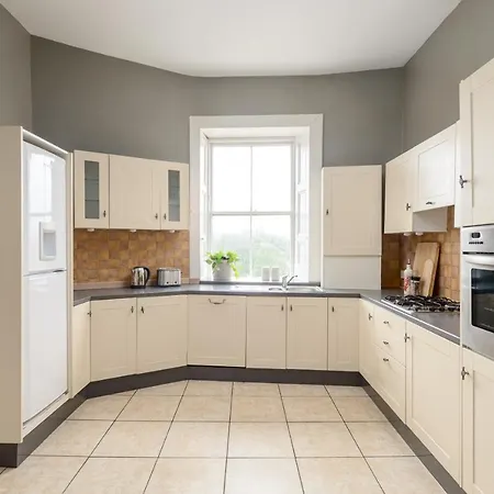 2 Bed Old Town - Next To Castle 公寓 *