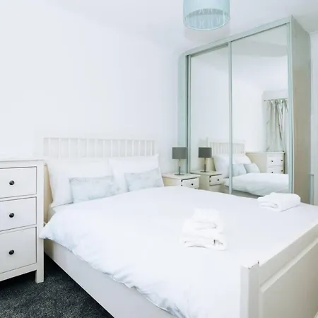 Homely 2 Bedroom Close To Haymarket Station شقة