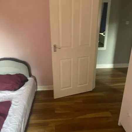 Lovely 2 Bedroom With Private Garden