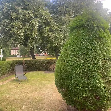 Lovely 2 Bedroom With Private Garden Апартаменты *