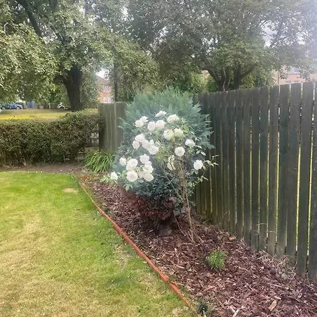 Lovely 2 Bedroom With Private Garden *