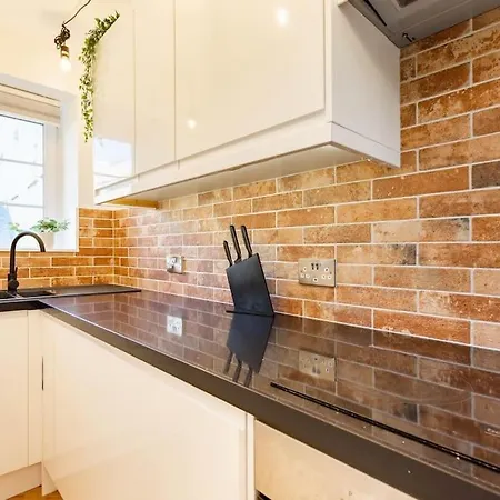Central, Bright 2 Bed Flat - Pool & Sauna דירה *
