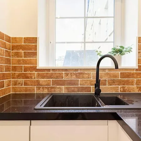 Central, Bright 2 Bed Flat - Pool & Sauna אדינבורו