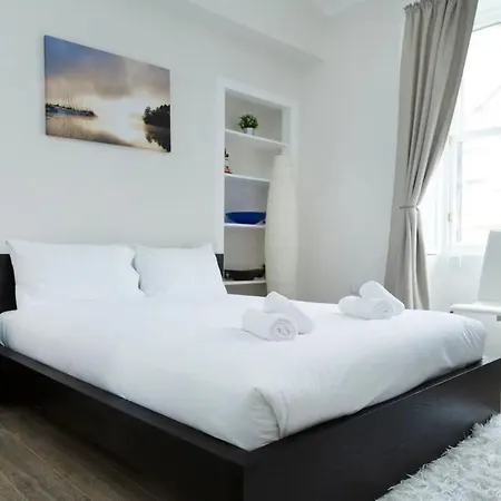 Bright 2 Bedroom Flat Next To Meadows Park Apartment *
