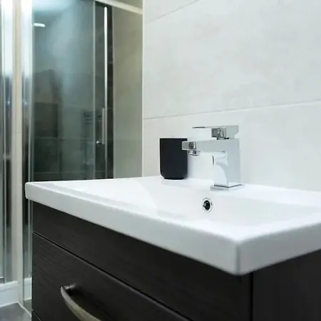 Bright 2 Bedroom Flat Next To Meadows Park Apartment *