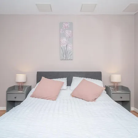 Modern Renovated 2bed Flat With Free Parking דירה