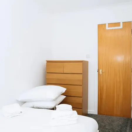 شقة Homely 2 Bedroom Close To Haymarket Station *