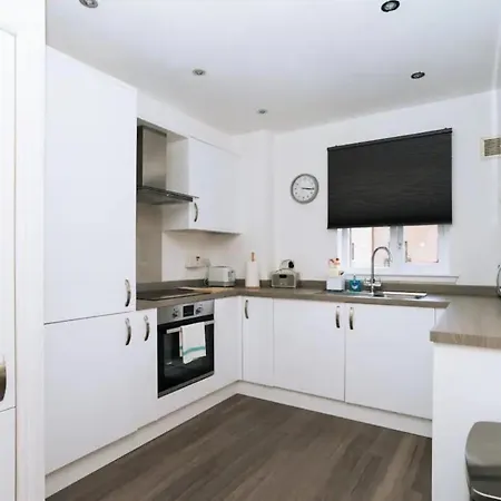 Homely 2 Bedroom Close To Haymarket Station Apartment