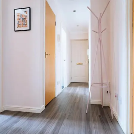 Homely 2 Bedroom Close To Haymarket Station شقة