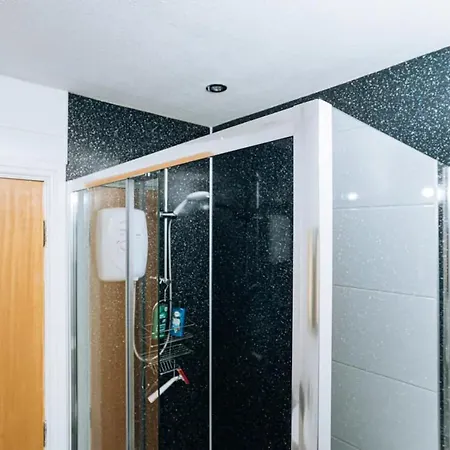 Homely 2 Bedroom Close To Haymarket Station شقة *