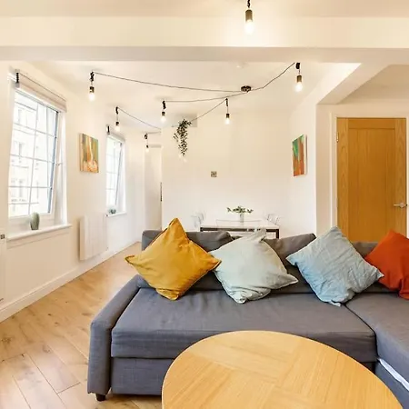 Central, Bright 2 Bed Flat - Pool & Sauna דירה