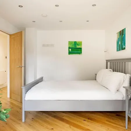 Central, Bright 2 Bed Flat - Pool & Sauna דירה *