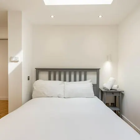 Central, Bright 2 Bed Flat - Pool & Sauna * 爱丁堡