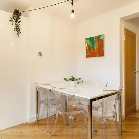 Central, Bright 2 Bed Flat - Pool & Sauna * אדינבורו
