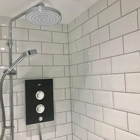 Central, Bright 2 Bed Flat - Pool & Sauna דירה *