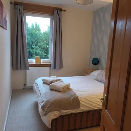 Large 3 Bedroom Apartment/flat In Ideal Location * Edinburgh