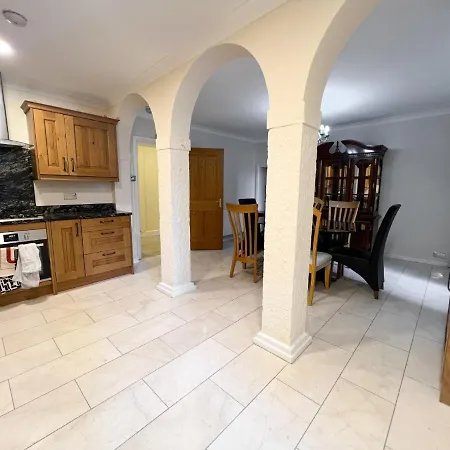 Spacious Flat Sleeps 8 Near Princes Street