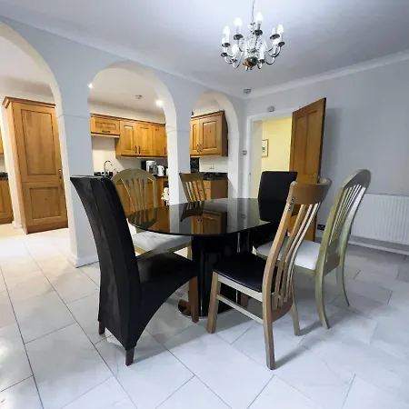 Spacious Flat Sleeps 8 Near Princes Street