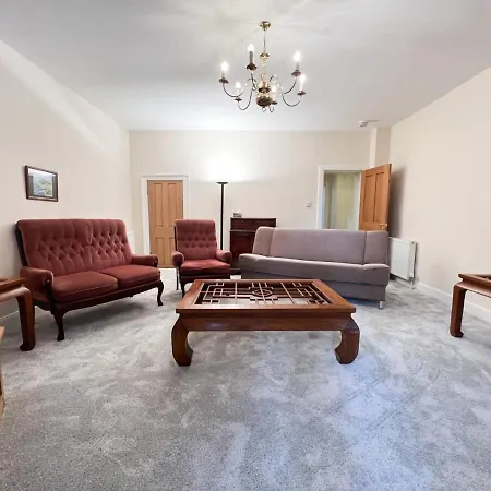 Spacious Flat Sleeps 8 Near Princes Street