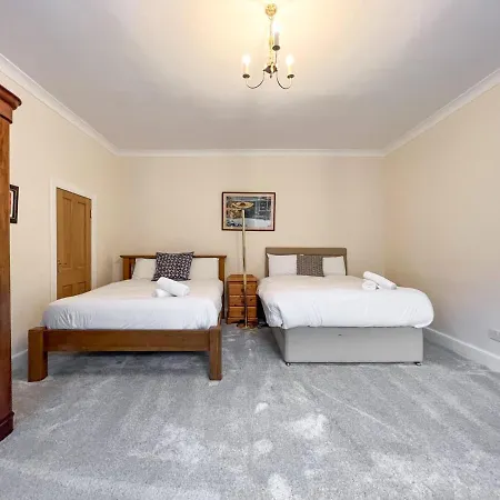 Spacious Flat Sleeps 8 Near Princes Street شقة إدنبرة