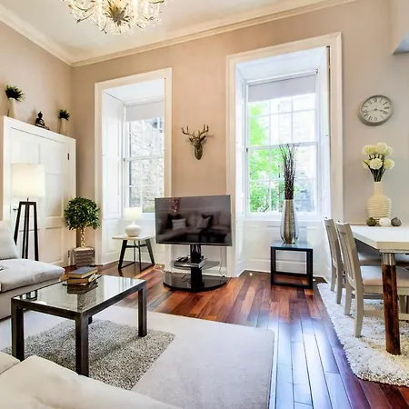 Gorgeous In The Heart Of New Town Апартаменты *