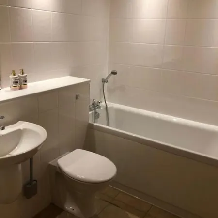 Private Parking 2 Bed 2 Bath *