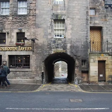 Next To The Palace And Royal Mile With Parking *